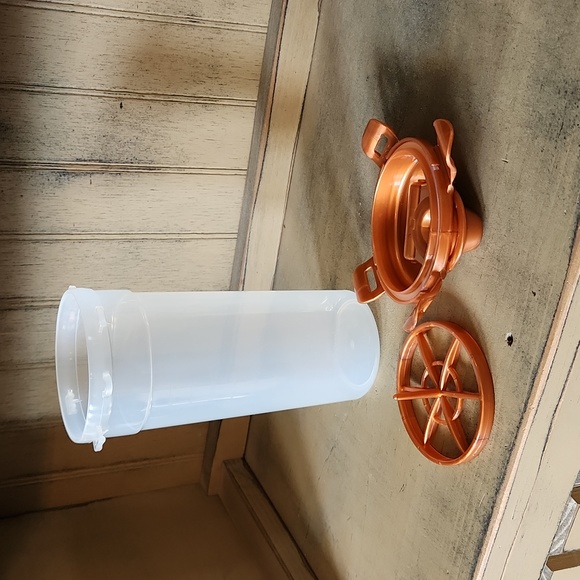 Lock&Lock 23-Fluid Ounce Round Food Container with Mixer and Sauce Bottle Lid - Picture 6 of 7